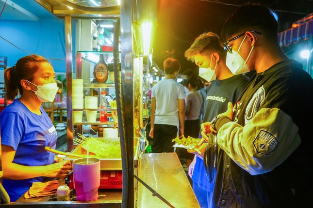 Bún Thái là món ăn ưa thích của nhiều bạn trẻ và là đặc trưng của chợ Hồ Thị Kỷ. (Ảnh: Hồng Nguyễn)