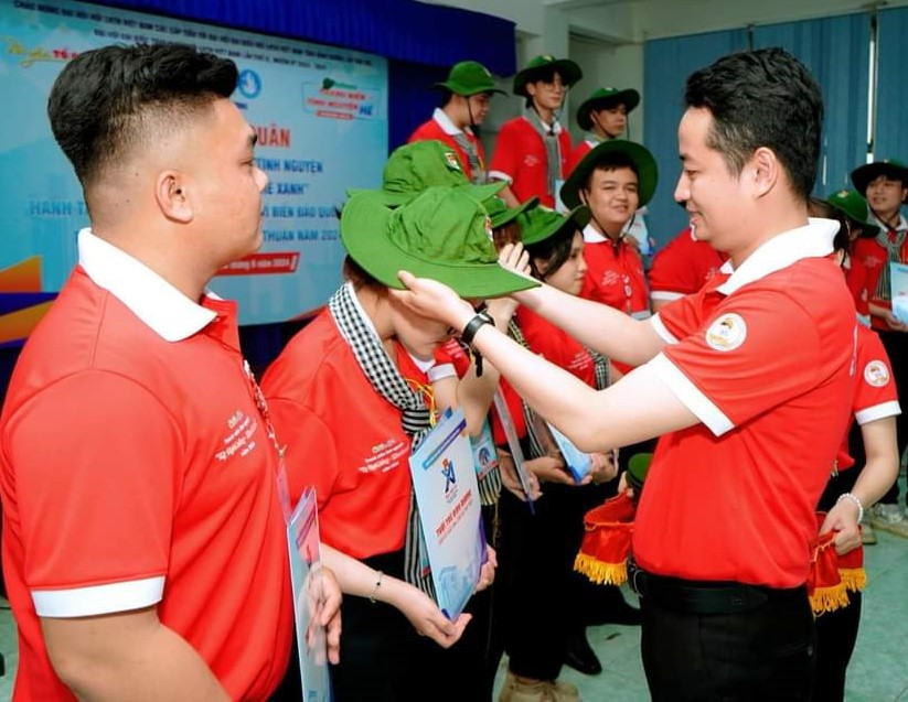 Anh Lê Tuấn Anh – Phó Bí thư Thường trực Tỉnh Đoàn, Chủ tịch Hội Sinh viên tỉnh Bình Dương trao khăn rằn cho các bạn sinh viên tình nguyện. Anh Lê Tuấn Anh – Phó Bí thư Thường trực Tỉnh Đoàn, Chủ tịch Hội Sinh viên tỉnh Bình Dương trao khăn rằn cho các bạn sinh viên tình nguyện.