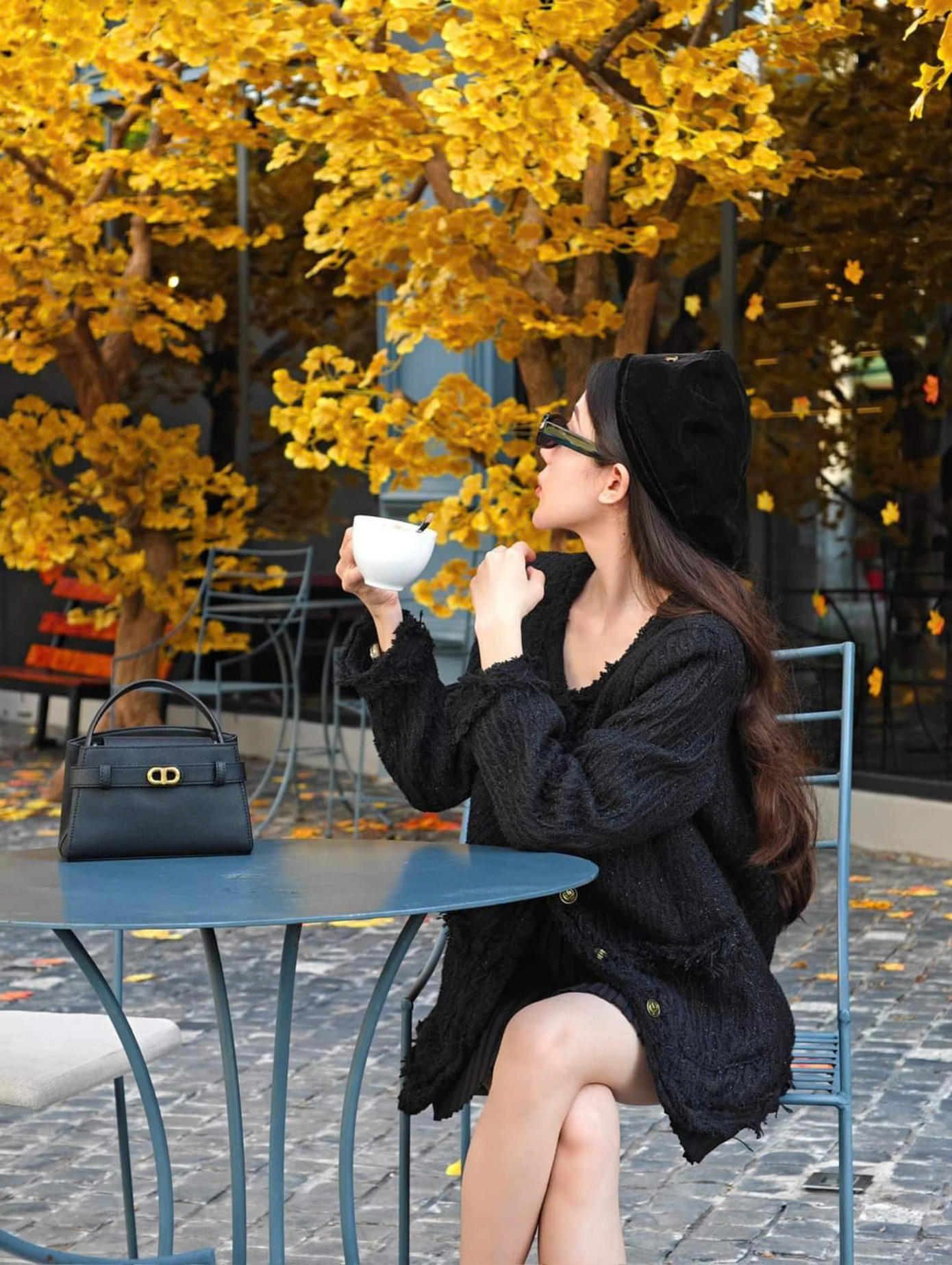 Những tán cây bạch quả khiến các bạn trẻ trải nghiệm một mùa Thu cổ điển đầy mới mẻ. (Ảnh: Phạm Tuấn Anh) Những tán cây bạch quả khiến các bạn trẻ trải nghiệm một mùa Thu cổ điển đầy mới mẻ. (Ảnh: Phạm Tuấn Anh)