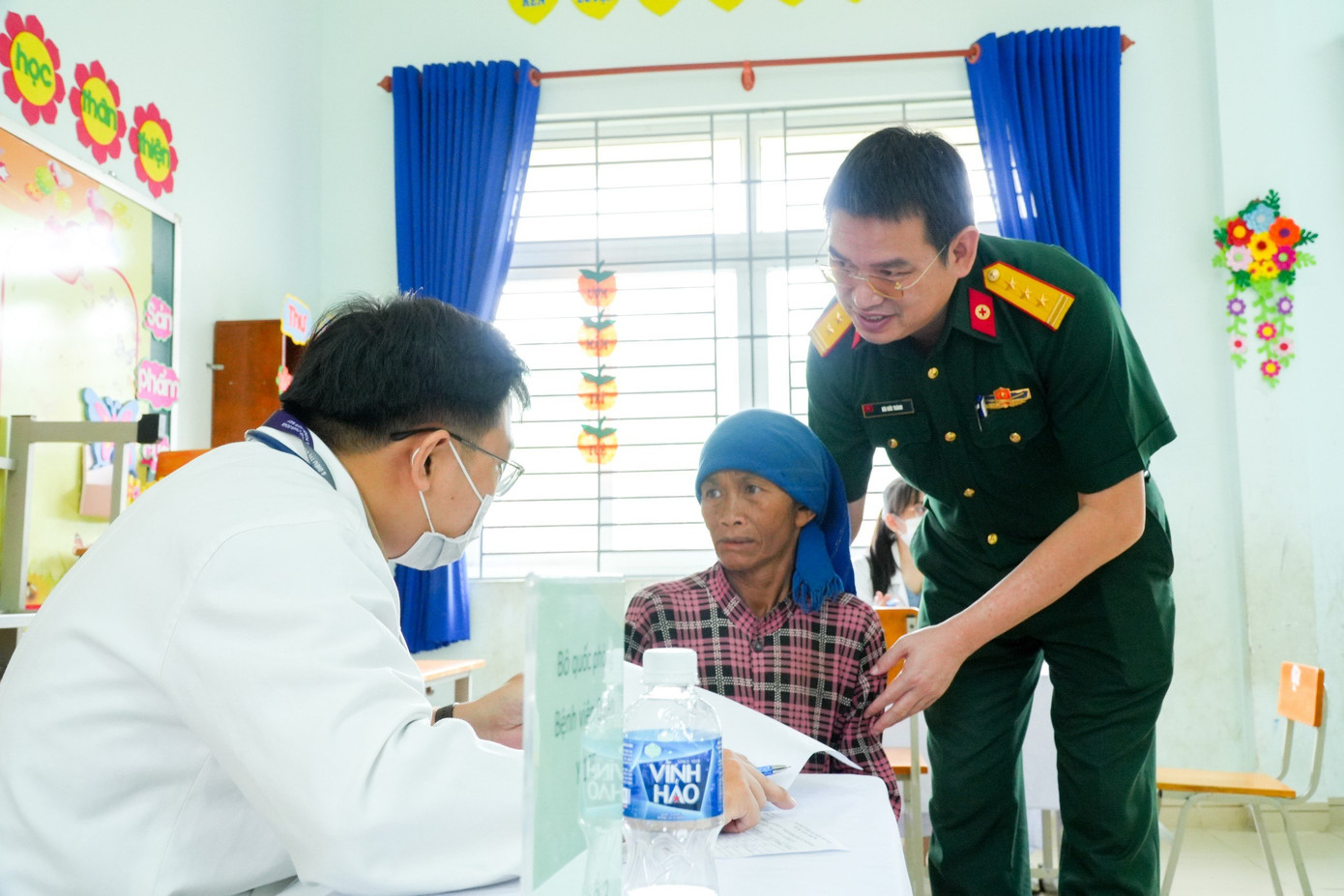 Nhân viên y tế Bệnh viện Quân y 175 khám, phát thuốc cho người dân tại địa phương.