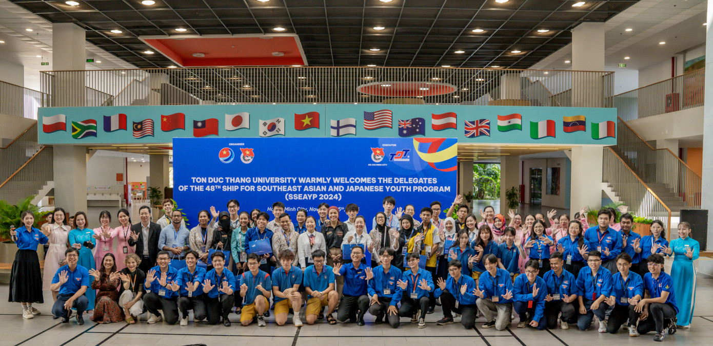 SSEAYP 2024 chụp hình kỷ niệm tại khuôn viên TDTU.