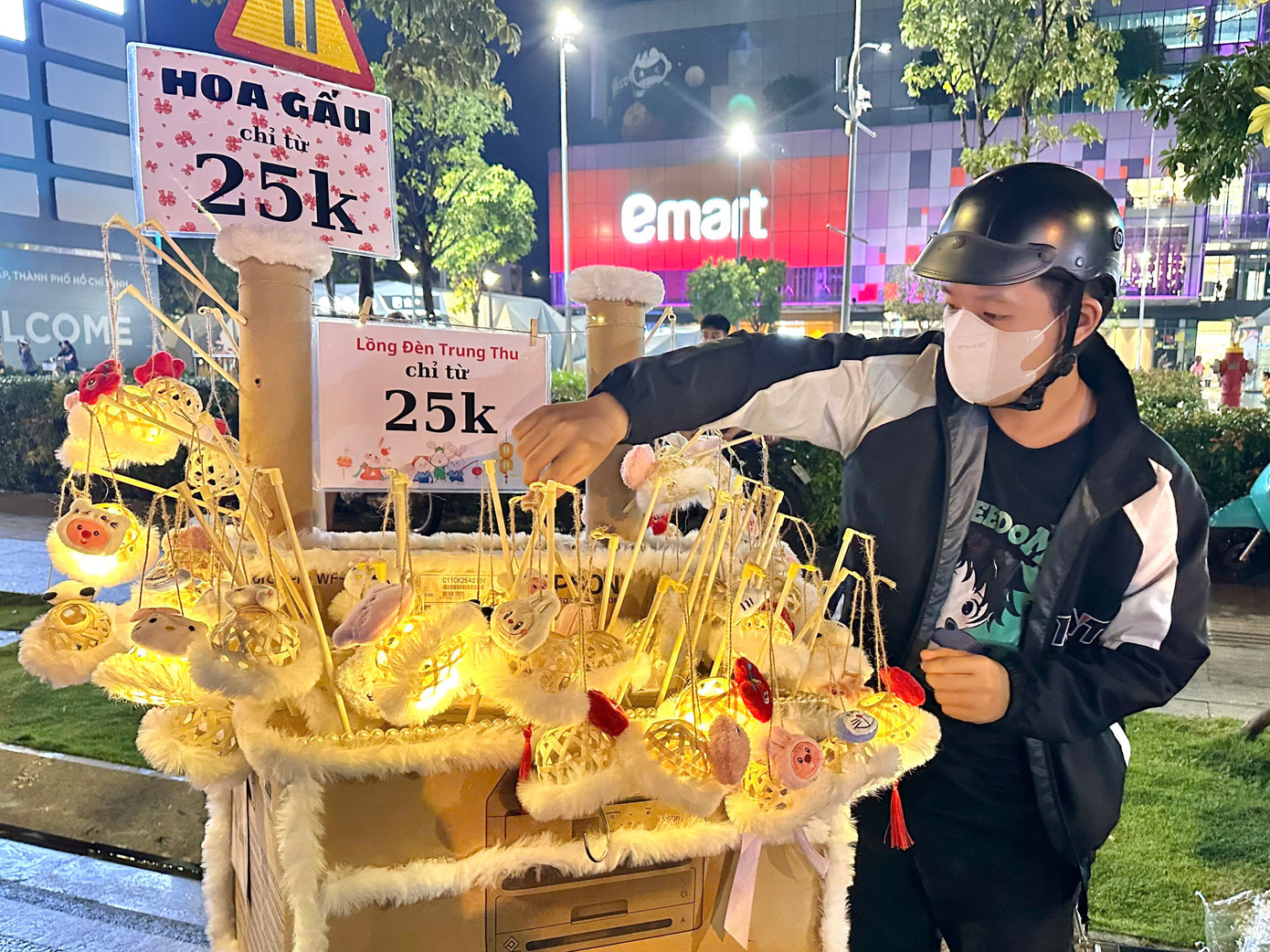 Những gian hàng đèn lồng handmade với giá chỉ 25.000 đồng/chiếc. Những gian hàng đèn lồng handmade với giá chỉ 25.000 đồng/chiếc.