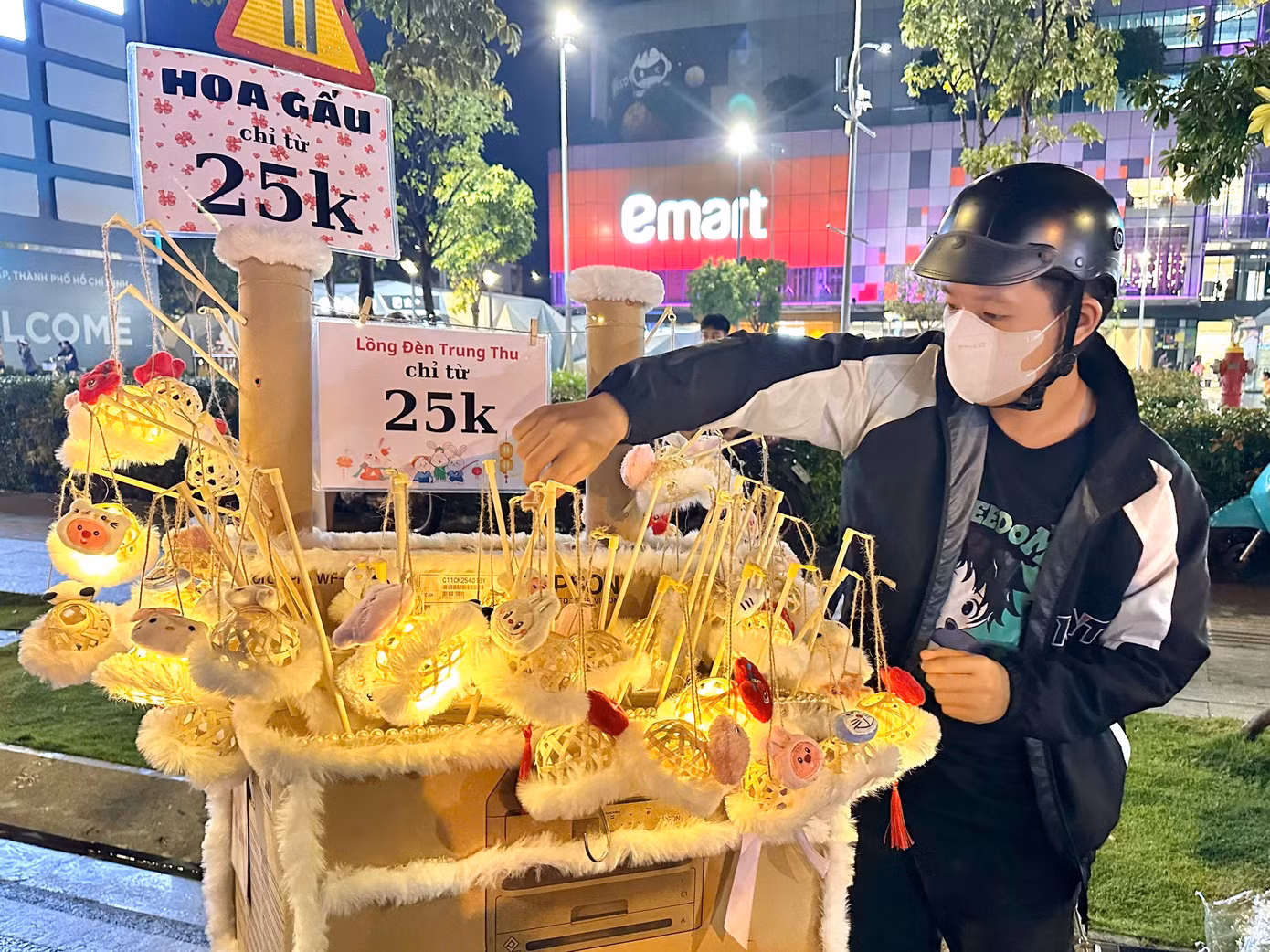 Những gian hàng đèn lồng handmade với giá chỉ 25.000 đồng/chiếc.
