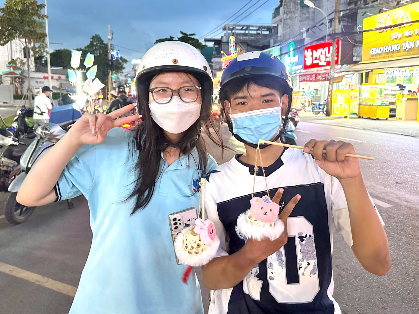 Các cặp đôi cũng mua đèn lồng đón Trung Thu sớm. Các cặp đôi cũng mua đèn lồng đón Trung Thu sớm.