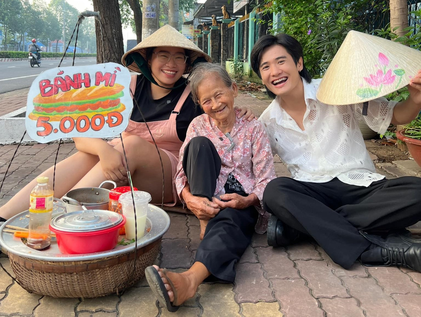 Quan Không Gờ “cùng vẽ hạnh phúc” cho gánh bánh mì nhỏ. Quan Không Gờ “cùng vẽ hạnh phúc” cho gánh bánh mì nhỏ.