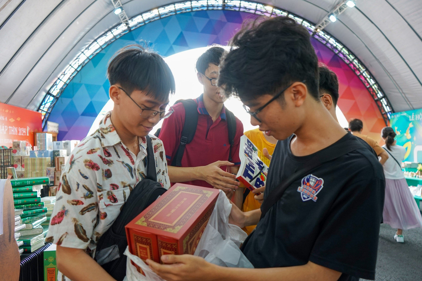 “Năm nay, lễ hội đường sách có những ưu đãi hấp dẫn dành cho các độc giả, nên hôm nay mình rủ nhóm bạn đến đây để 'săn' những cuốn sách chất lượng với giá cực rẻ”, Nguyễn Đỗ Bảo (ngụ quận Gò Vấp) chia sẻ.