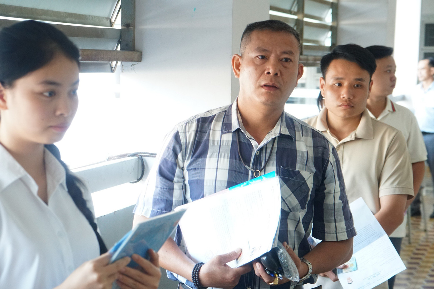 Ông Nguyễn Thế Tú chờ vào phòng thi cùng các thí sinh ngày 28/6. (Ảnh: Anh Nhàn) Ông Nguyễn Thế Tú chờ vào phòng thi cùng các thí sinh ngày 28/6. (Ảnh: Anh Nhàn)