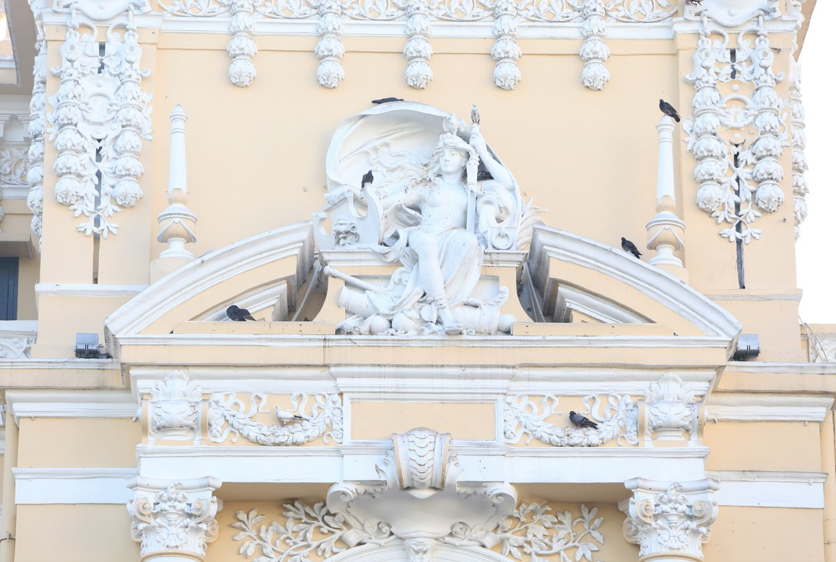 Những bức phù điêu độc đáo của Di tích kiến trúc nghệ thuật cấp quốc gia Trụ sở UBND – HĐND TP. HCM.