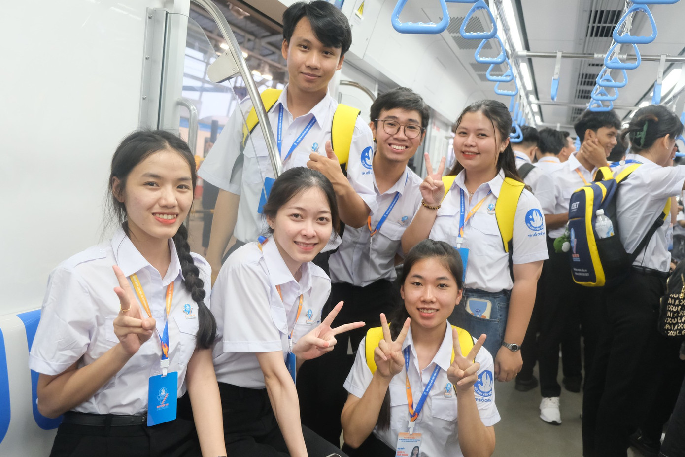 Sinh viên thích thú trải nghiệm tàu điện Metro số 1. (Ảnh: Phú Quang)