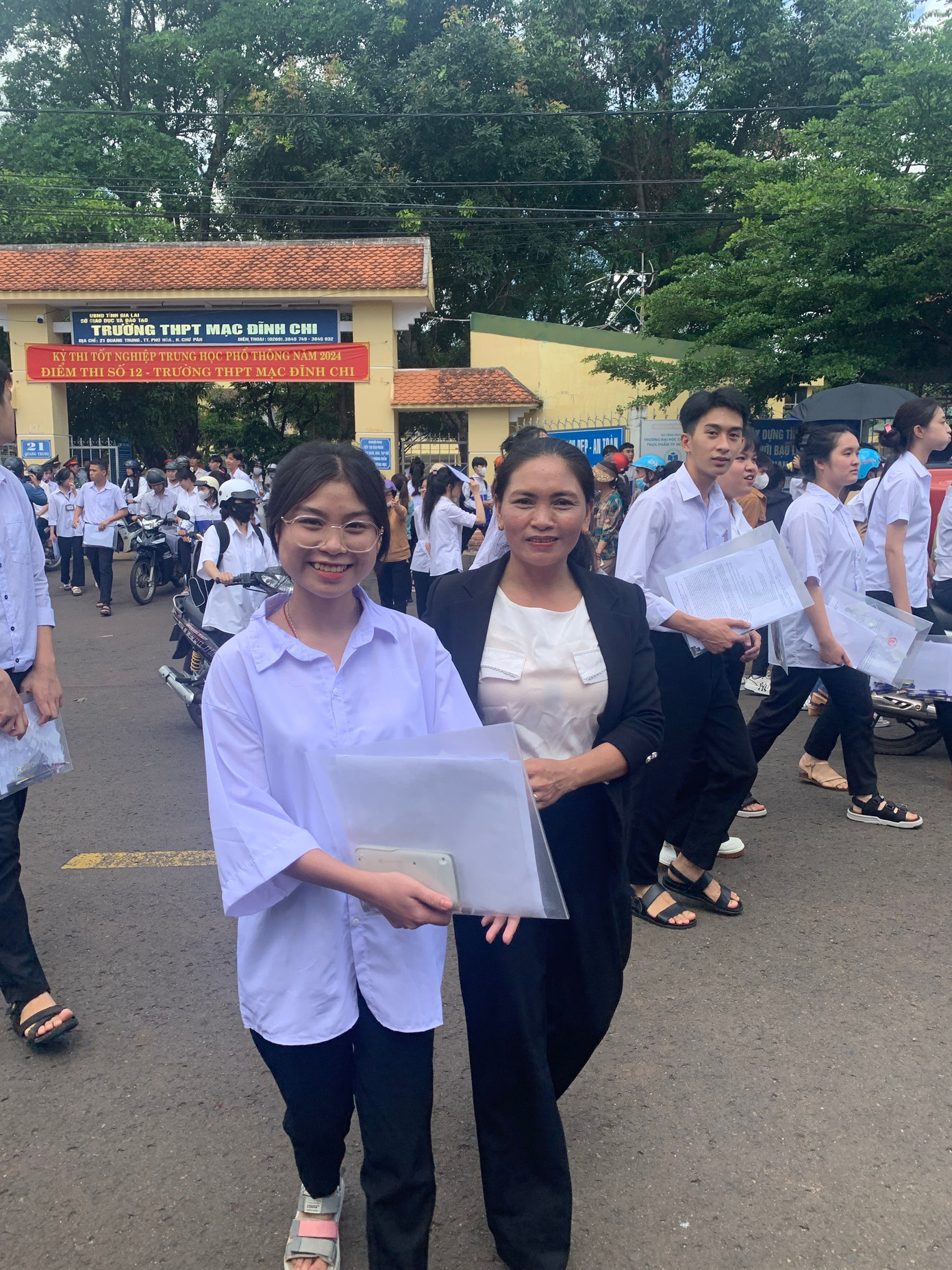 Trúc Quỳnh gặp mẹ sau khi kết thúc bài thi Ngữ văn. (Ảnh: NVCC)