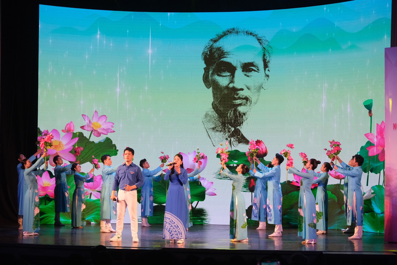 Tiết mục văn nghệ tại Lễ tuyên dương. (Ảnh: Ngô Tùng)