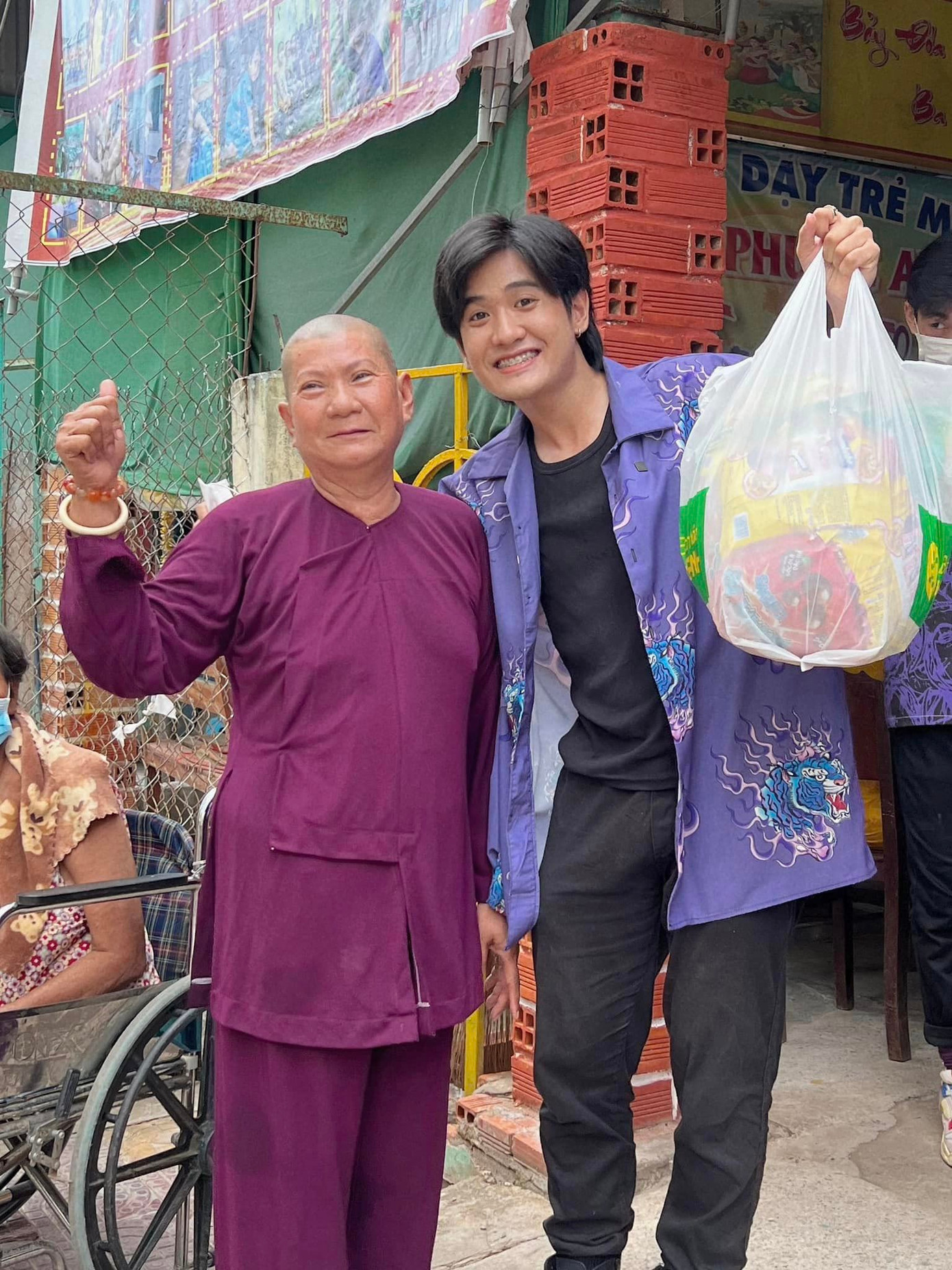 Nhựt Quan đến thăm 84 trẻ em mồ côi tại chùa Vĩnh Phước An, tỉnh Bạc Liêu trong series “Mỗi tuần một tỉnh”. Nhựt Quan đến thăm 84 trẻ em mồ côi tại chùa Vĩnh Phước An, tỉnh Bạc Liêu trong series “Mỗi tuần một tỉnh”.