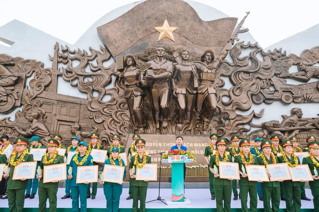 36 gương cán bộ, chiến sĩ Lực lượng vũ trang Thành phố trẻ, giỏi, tiêu biểu được tuyên dương dịp này. (Ảnh: TLTĐ)