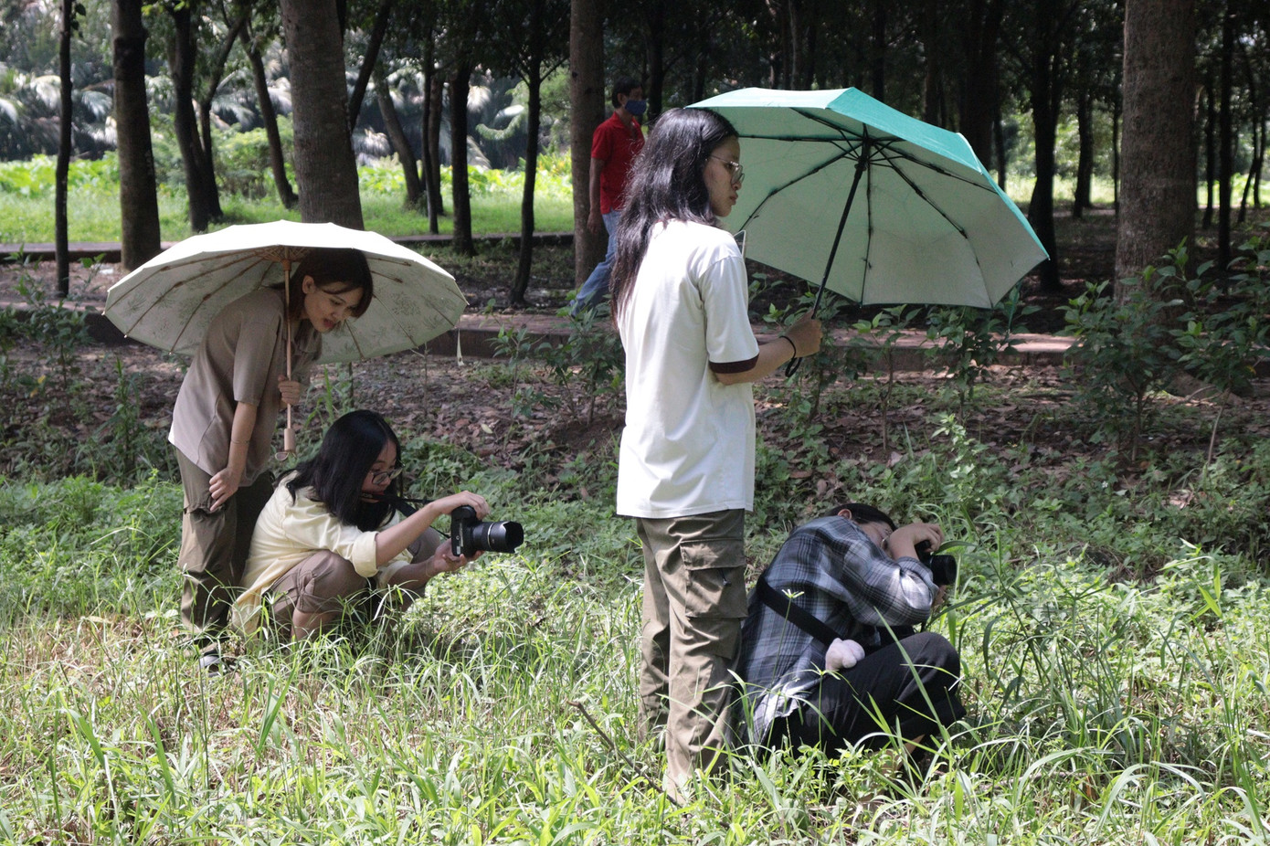Nhóm sinh viên tác nghiệp chụp ảnh cho dự án. Nhóm sinh viên tác nghiệp chụp ảnh cho dự án.