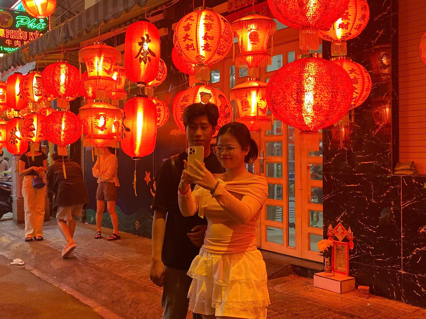 "Mình thấy, giá lồng đèn ở đây không quá đắt, phù hợp với tất cả mọi người, nhất là các bạn trẻ", Tuấn Hải (trường ĐH Công nghệ TP. HCM) cho biết. "Mình thấy, giá lồng đèn ở đây không quá đắt, phù hợp với tất cả mọi người, nhất là các bạn trẻ", Tuấn Hải (trường ĐH Công nghệ TP. HCM) cho biết.