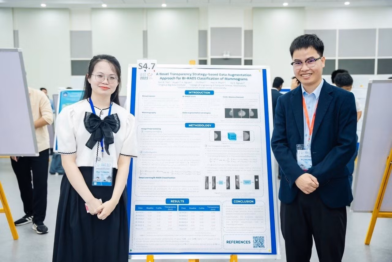 TS Phạm Huy Hiệu (bên phải), với nhiều sáng chế vì cộng đồng ở lĩnh vực y tế. (Ảnh: NVCC)