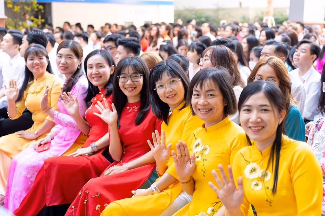 Giảng viên trường ĐH Công nghệ TP. HCM nổi bật trong tà áo dài Tết.