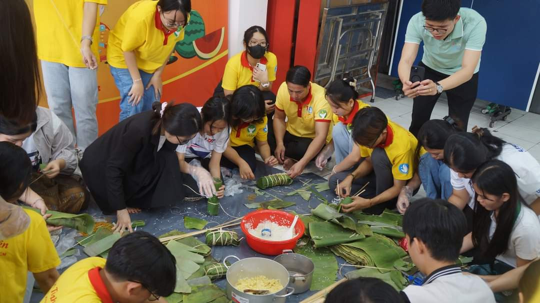 Các lưu học sinh Lào, Campuchia cùng tham gia gói bánh tét.
