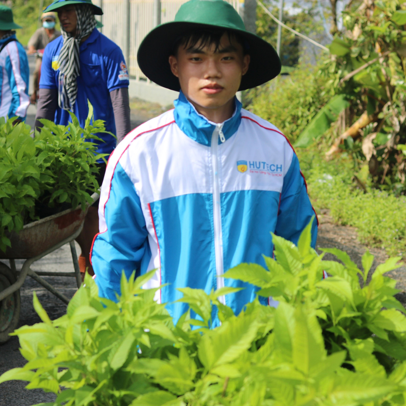 Trần Khánh Linh luôn tích cực trong các hoạt động tình nguyện khi trên giảng đường. (Ảnh: NVCC)