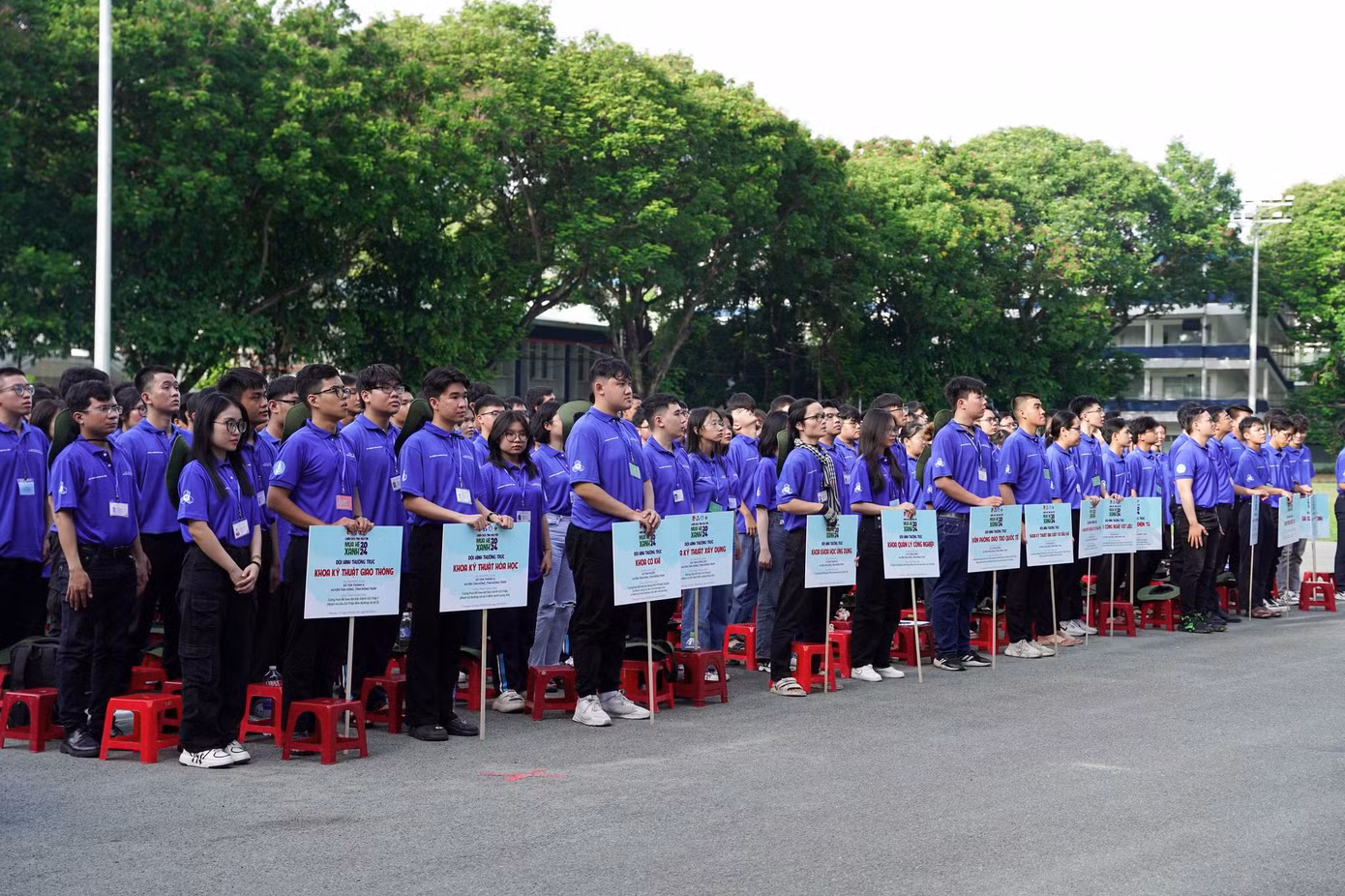 500 sinh viên tình nguyện trong buổi lễ ra quân. 500 sinh viên tình nguyện trong buổi lễ ra quân.
