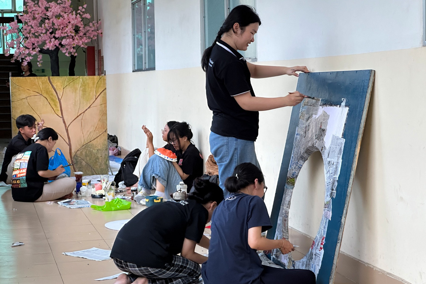 Hậu trường chuẩn bị cho vở kịch của các bạn sinh viên viên khoa Báo chí và Truyền thông, trường ĐH KHXH&amp;NV.