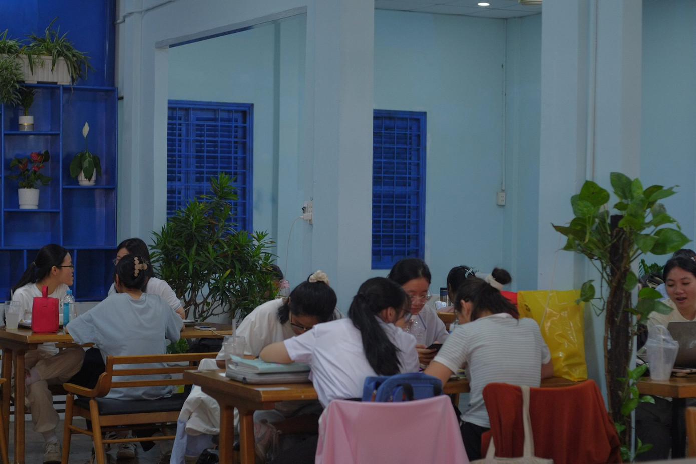 Quán cà phê có máy lạnh trở thành địa điểm tránh nóng lý tưởng của nhiều sinh viên.