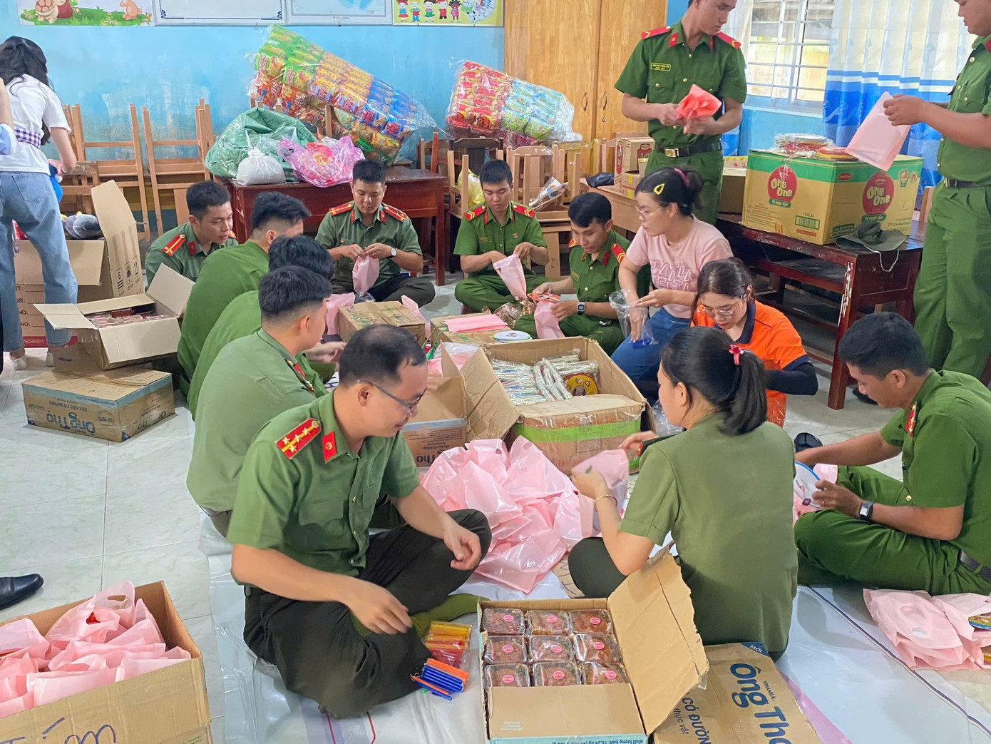 Công an quận Bình Thạnh (TP. HCM) và Công an tỉnh Bến Tre phối hợp cùng các bạn tình nguyện tổ chức chương trình “Trung Thu cho em” một cách an toàn và trọn vẹn.