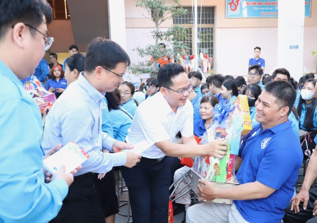 Ban Tổ chức tặng quà cho hội viên, thanh niên có hoàn cảnh khó khăn trên địa bàn TP. HCM.