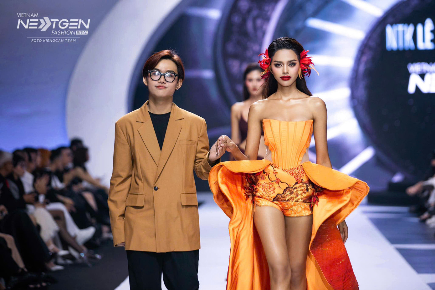 NTK Lê Cao Hoàng Linh cùng Miss Cosmo Campuchia In Lekana. (Ảnh: Vietnam Next-gen Fashion) NTK Lê Cao Hoàng Linh cùng Miss Cosmo Campuchia In Lekana. (Ảnh: Vietnam Next-gen Fashion)