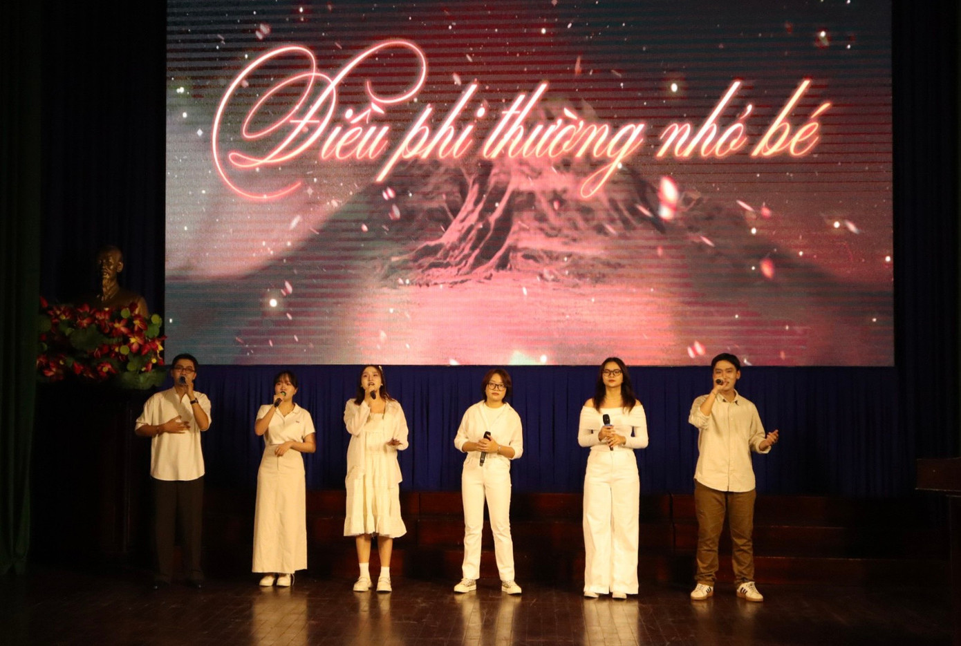 Văn nghệ mở đầu buổi lễ. Văn nghệ mở đầu buổi lễ.