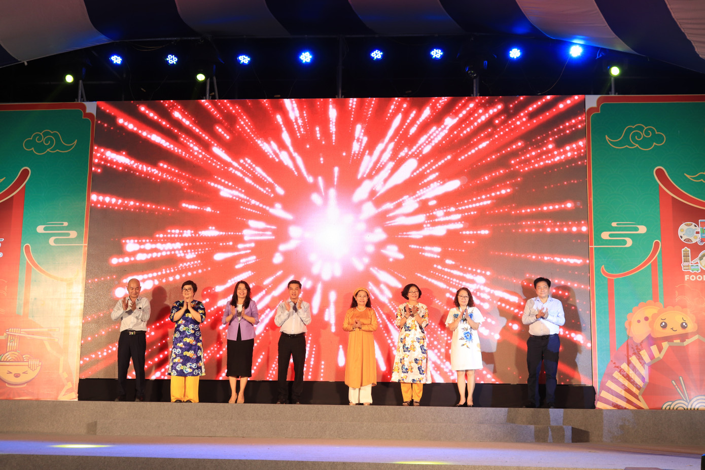 Các đại biểu thực hiện nghi thức khai mạc Lễ hội Ẩm thực Chợ Lớn 2024.