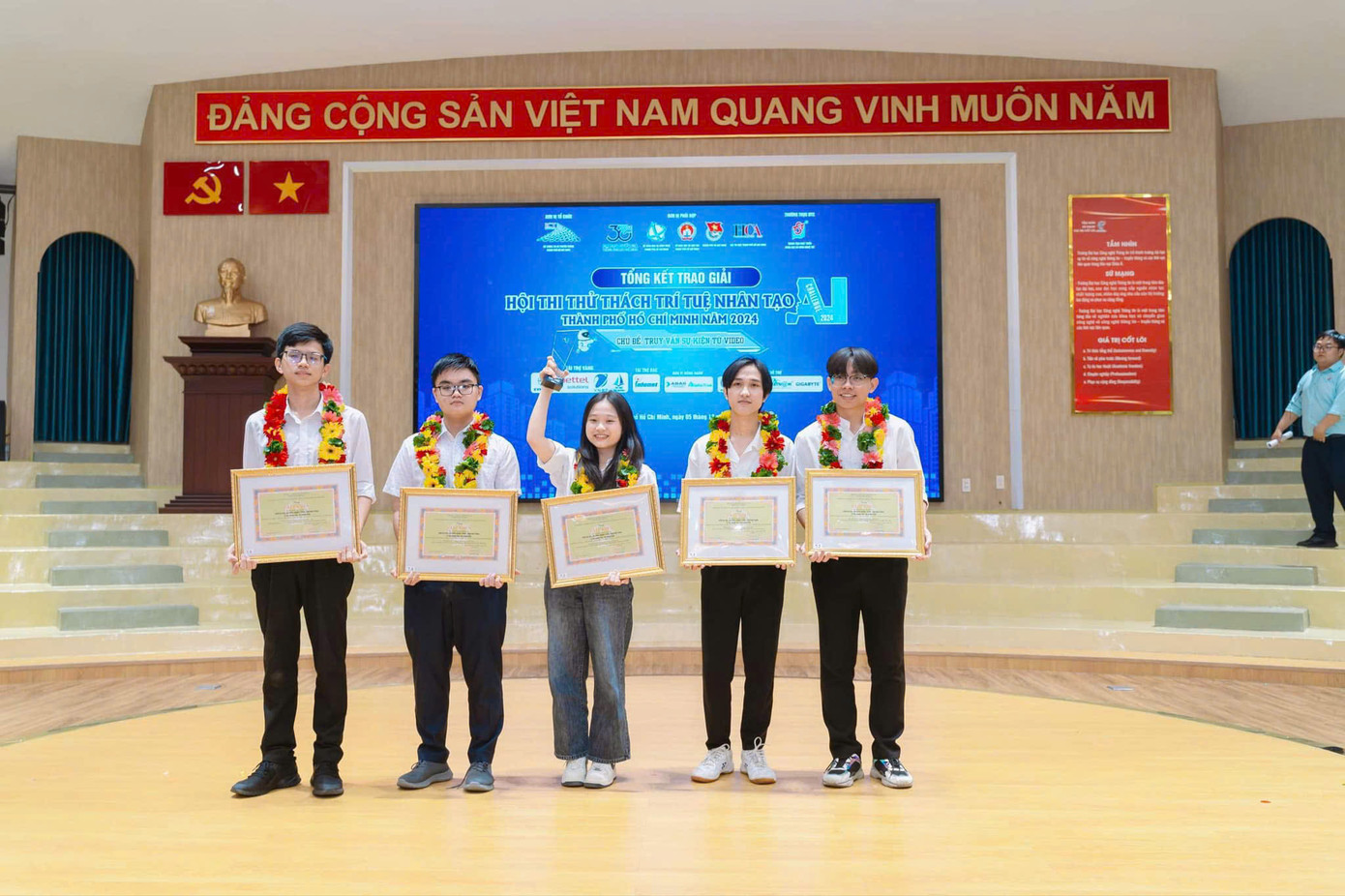 Đội 'TycheVid', trường ĐH Công nghệ thông tin (ĐHQG TP. HCM) đoạt giải Nhất bảng A. Đội 'TycheVid', trường ĐH Công nghệ thông tin (ĐHQG TP. HCM) đoạt giải Nhất bảng A.