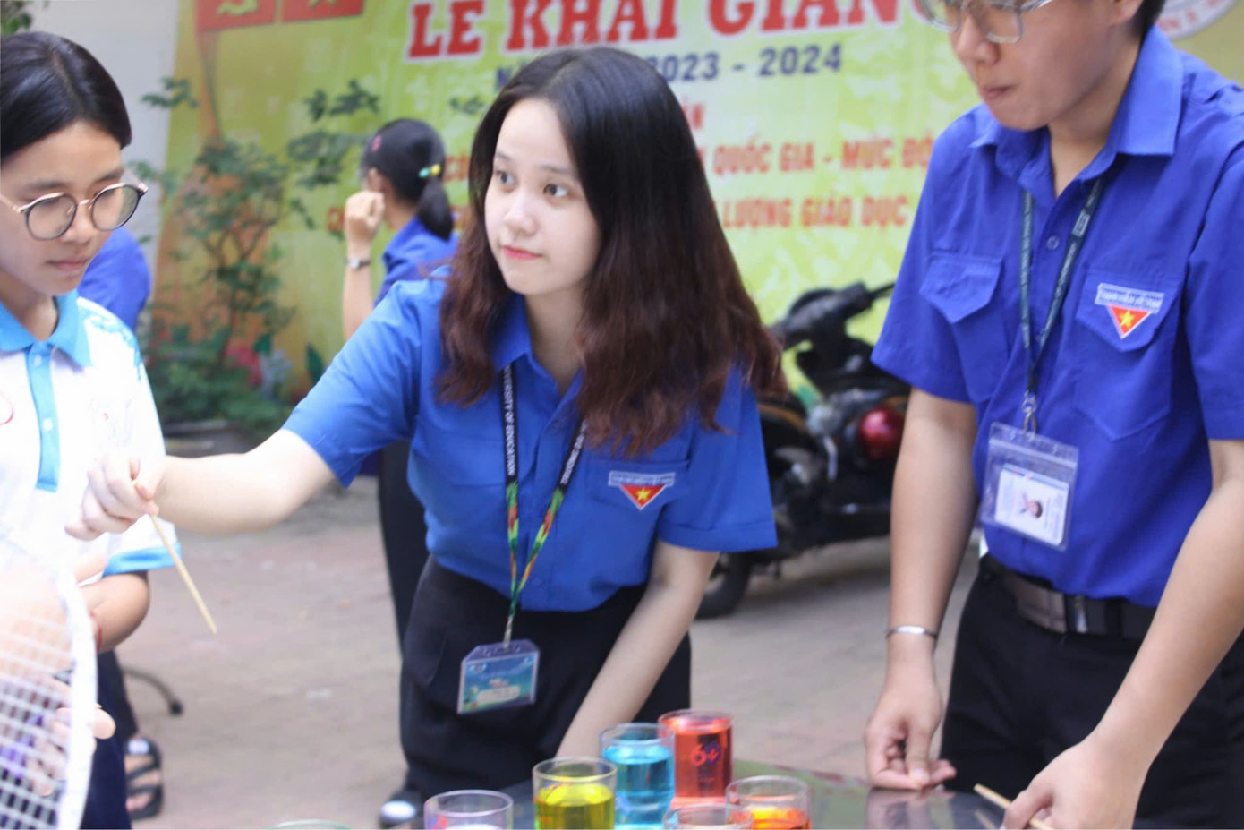 Hoàng Mai là một cô gái rất tích cực, nhiệt huyết trong công tác Đoàn – Hội, luôn thể hiện sức trẻ và niềm vui khi hoạt động thiện nguyện. Hoàng Mai là một cô gái rất tích cực, nhiệt huyết trong công tác Đoàn – Hội, luôn thể hiện sức trẻ và niềm vui khi hoạt động thiện nguyện.