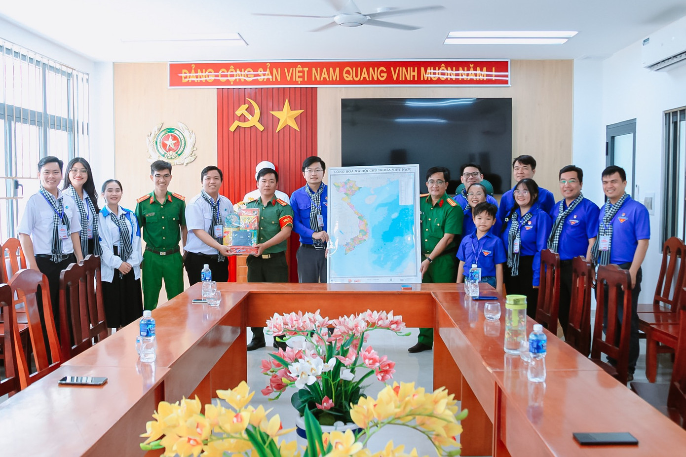 Đoàn cũng đã đến thăm và trao tặng bản đồ Việt Nam triển khai cuộc vận động “Tự hào một dải non sông” đến với Công an Huyện, Đại đội Pháo HH5, Đồn Biên phòng Cửa khẩu cảng Phú Quý… (Ảnh: TLTĐ)