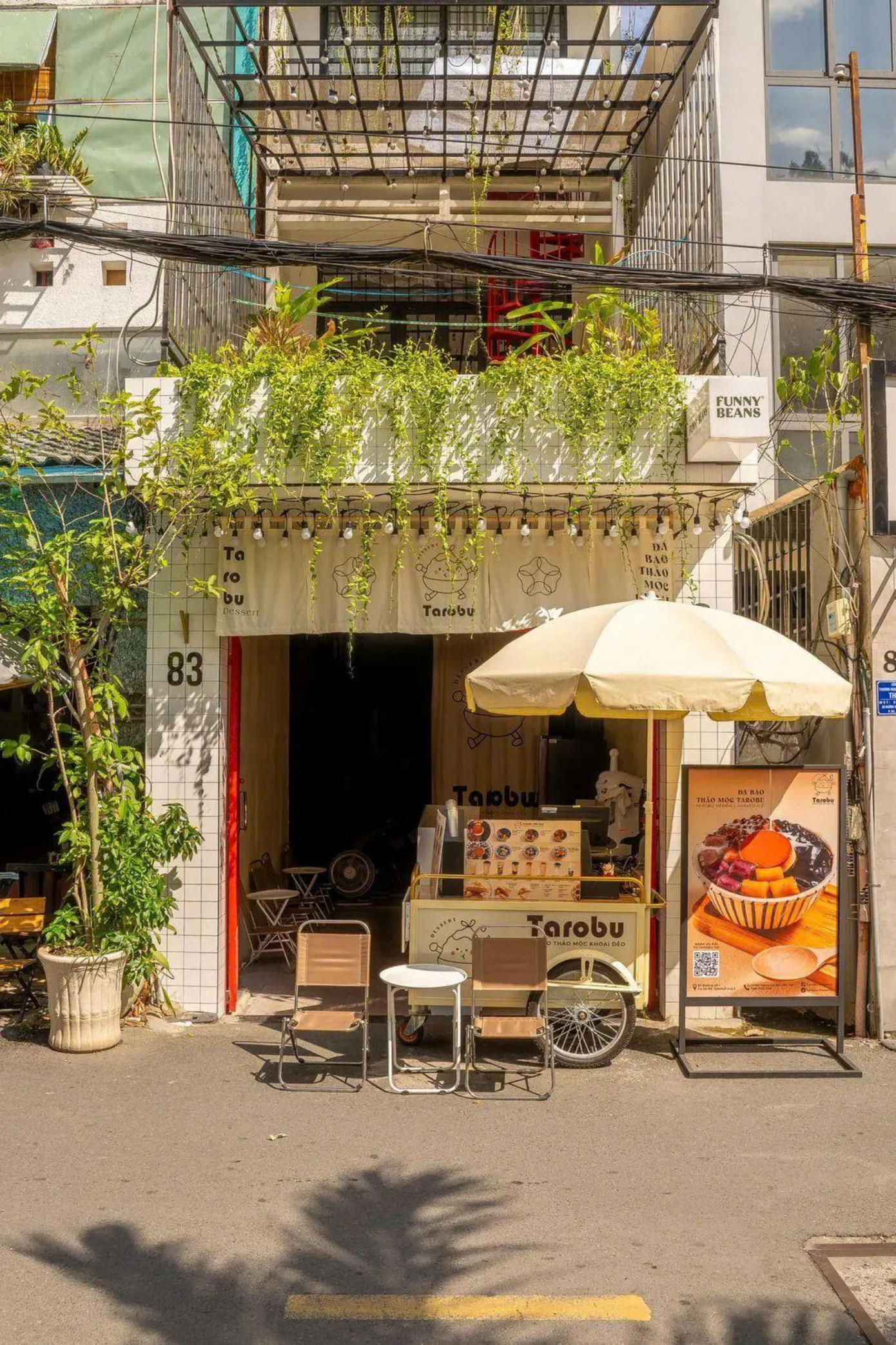 Người đi đường dễ dàng bắt gặp những chiếc xe đẩy cà phê bán matcha latte dừng trên vỉa hè. Người đi đường dễ dàng bắt gặp những chiếc xe đẩy cà phê bán matcha latte dừng trên vỉa hè.