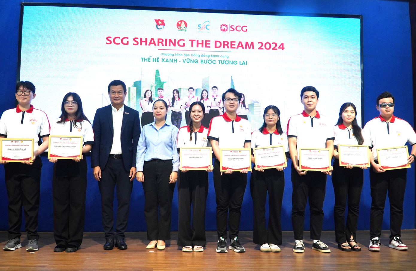 Ban Tổ chức trao những suất học bổng cho các bạn sinh viên. Ban Tổ chức trao những suất học bổng cho các bạn sinh viên.