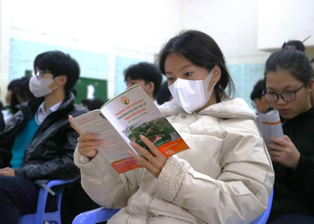 Học sinh tìm hiểu các ngành tuyển sinh năm 2024 của trường ĐH Đà Lạt. Học sinh tìm hiểu các ngành tuyển sinh năm 2024 của trường ĐH Đà Lạt.