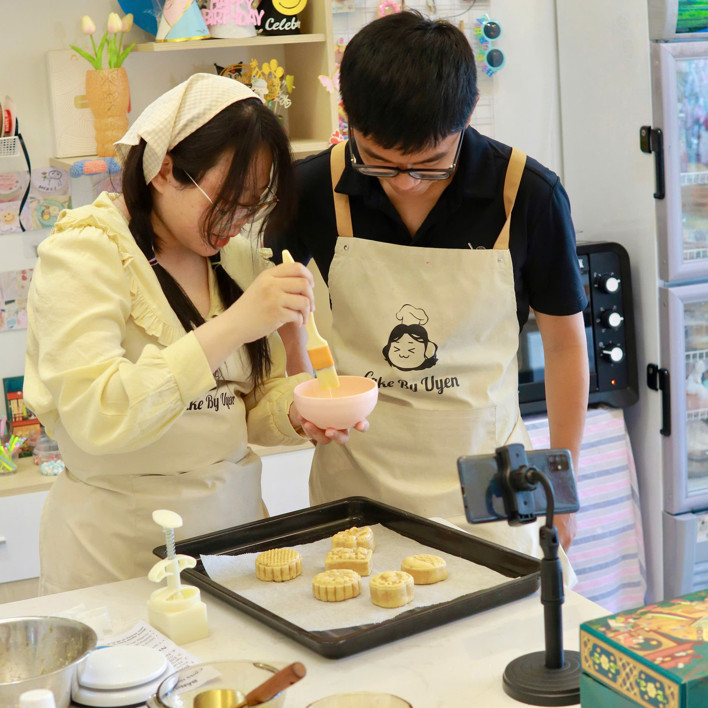 Giới trẻ ngày nay không chỉ dừng lại ở việc thưởng thức một món bánh, mà các bạn còn muốn tự tay làm ra chúng.