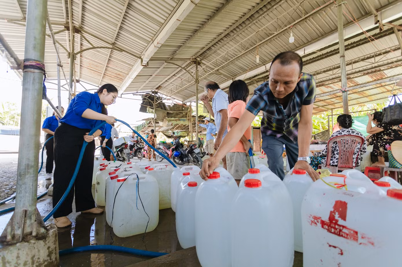 Người dân ở địa phương lấy nước do đoàn sinh viên hỗ trợ. (Ảnh: NVCC)