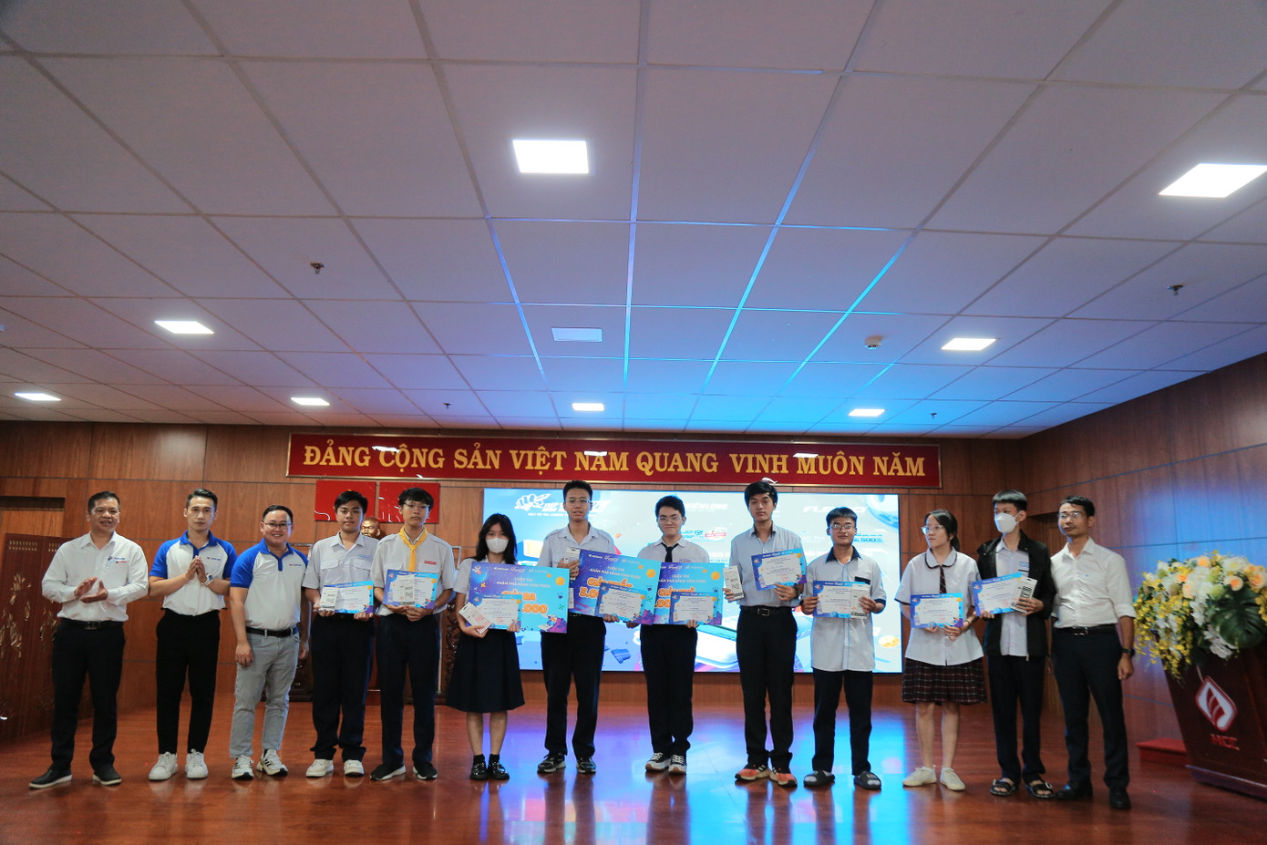 Ban Tổ chức trao giải thưởng cho các thí sinh đoạt giải.