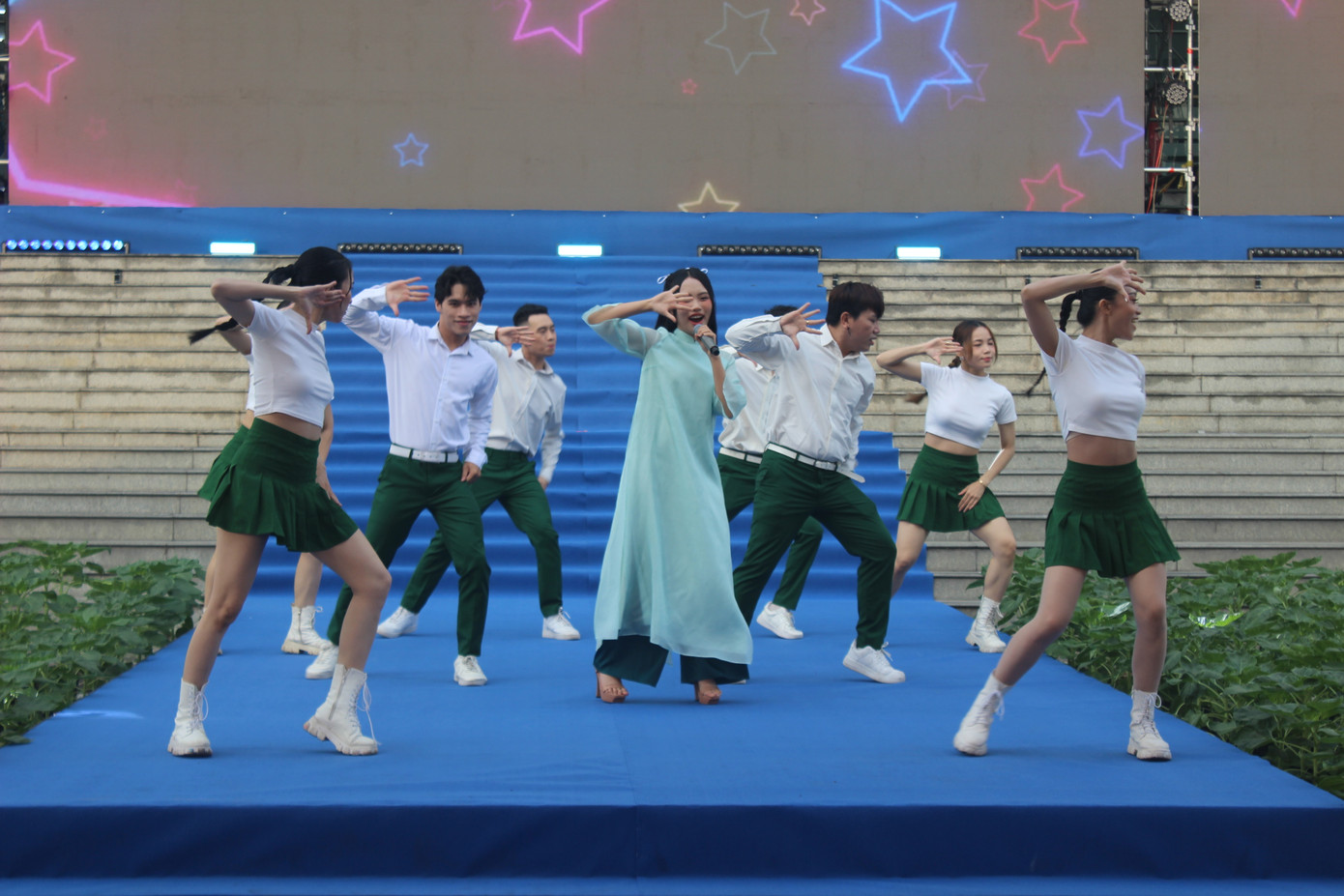 Ca sĩ Phương Mỹ Chi truyền cảm hứng cho các bạn sinh viên tại Lễ ra quân chiến dịch ‘Xuân Tình nguyện’ lần thứ 16 bằng một ca khúc sôi động. Ca sĩ Phương Mỹ Chi truyền cảm hứng cho các bạn sinh viên tại Lễ ra quân chiến dịch ‘Xuân Tình nguyện’ lần thứ 16 bằng một ca khúc sôi động.