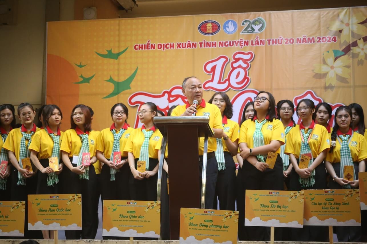 TS Phan Thanh Định động viên đến các sinh viên 'Xuân Tình nguyện'. (Ảnh: Sức Trẻ Nhân Văn)