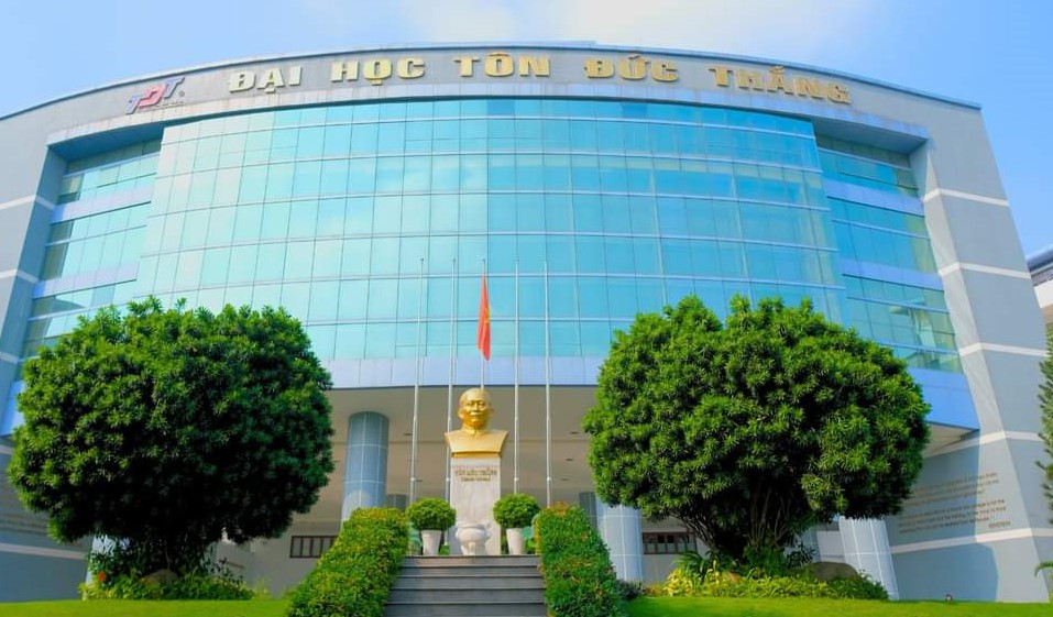 Với thang điểm 40, điểm chuẩn năm 2023 xét theo kết quả thi tốt nghiệp THPT của trường ĐH Tôn Đức Thắng dao động 22 - 34,6 điểm. Với thang điểm 40, điểm chuẩn năm 2023 xét theo kết quả thi tốt nghiệp THPT của trường ĐH Tôn Đức Thắng dao động 22 - 34,6 điểm.