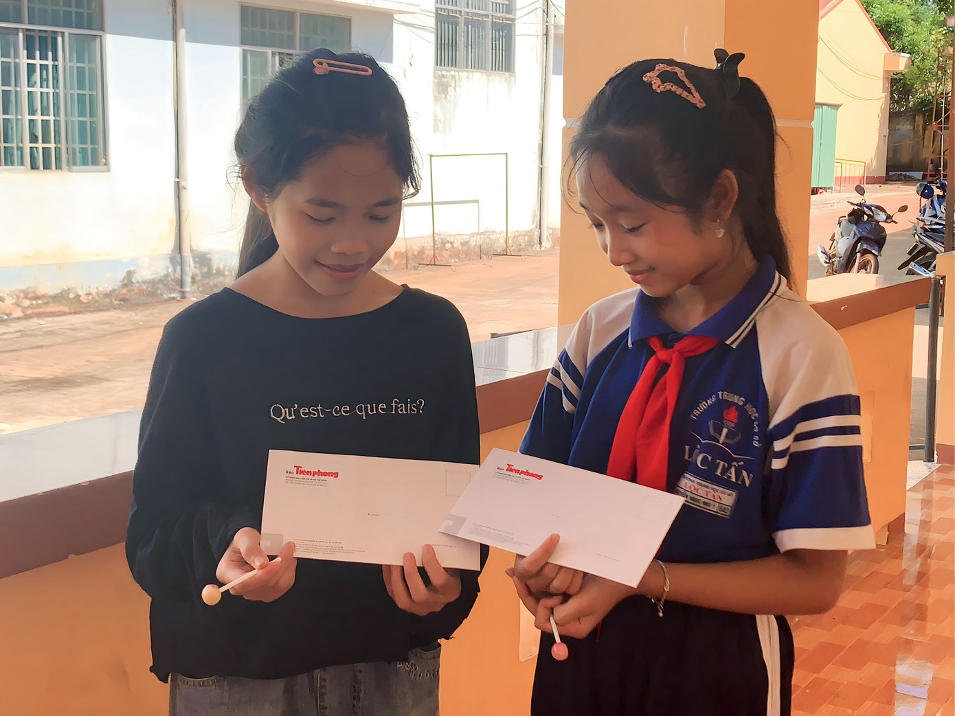 Niềm vui của các em học sinh xã Lộc Tấn (huyện Lộc Ninh) khi nhận được những suất học bổng từ chương trình.