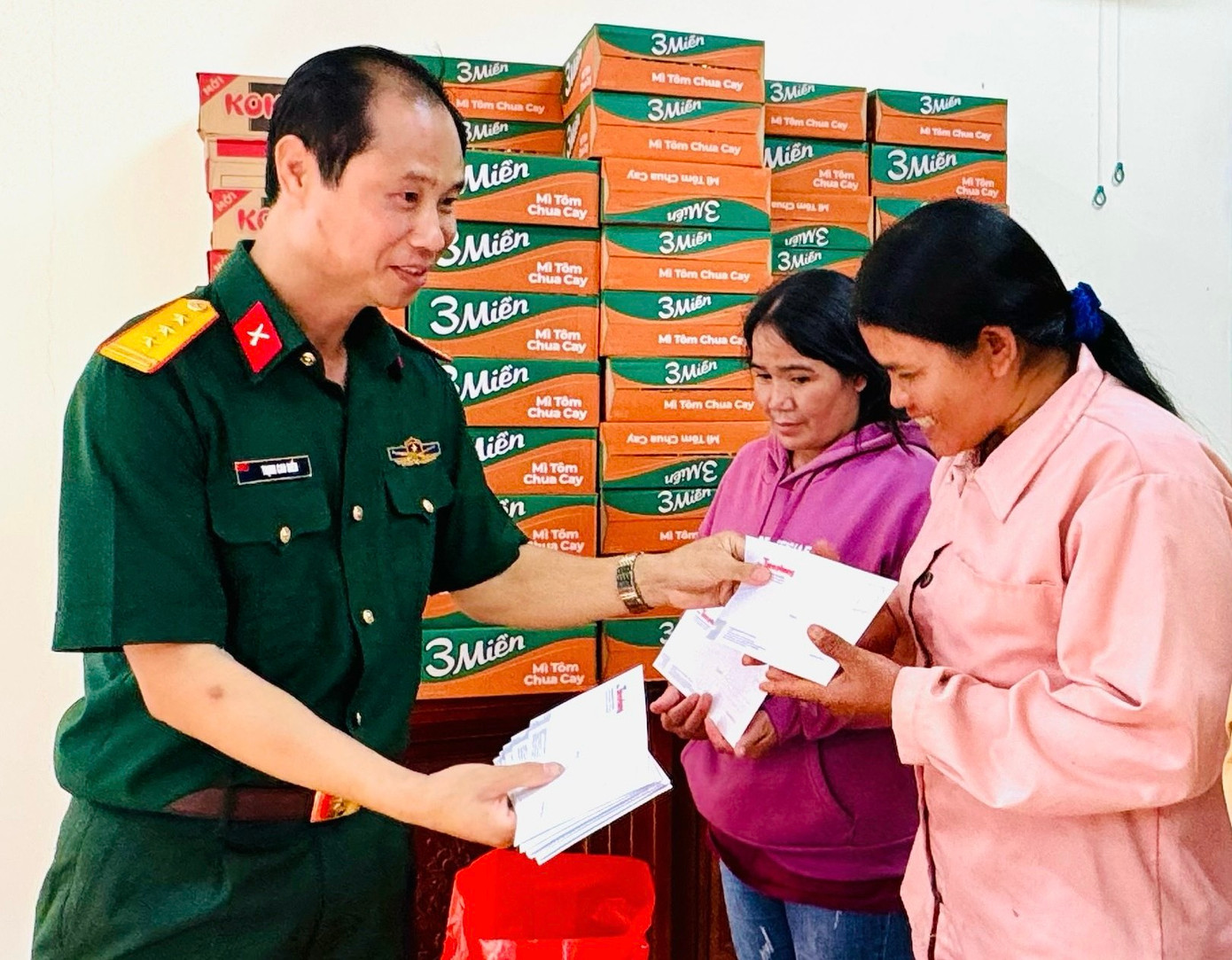 Thượng tá Trịnh Cao Biền - Phó Chính ủy Đoàn Kinh tế Quốc phòng 778, cùng trao quà tặng bà con xã Phú Nghĩa.