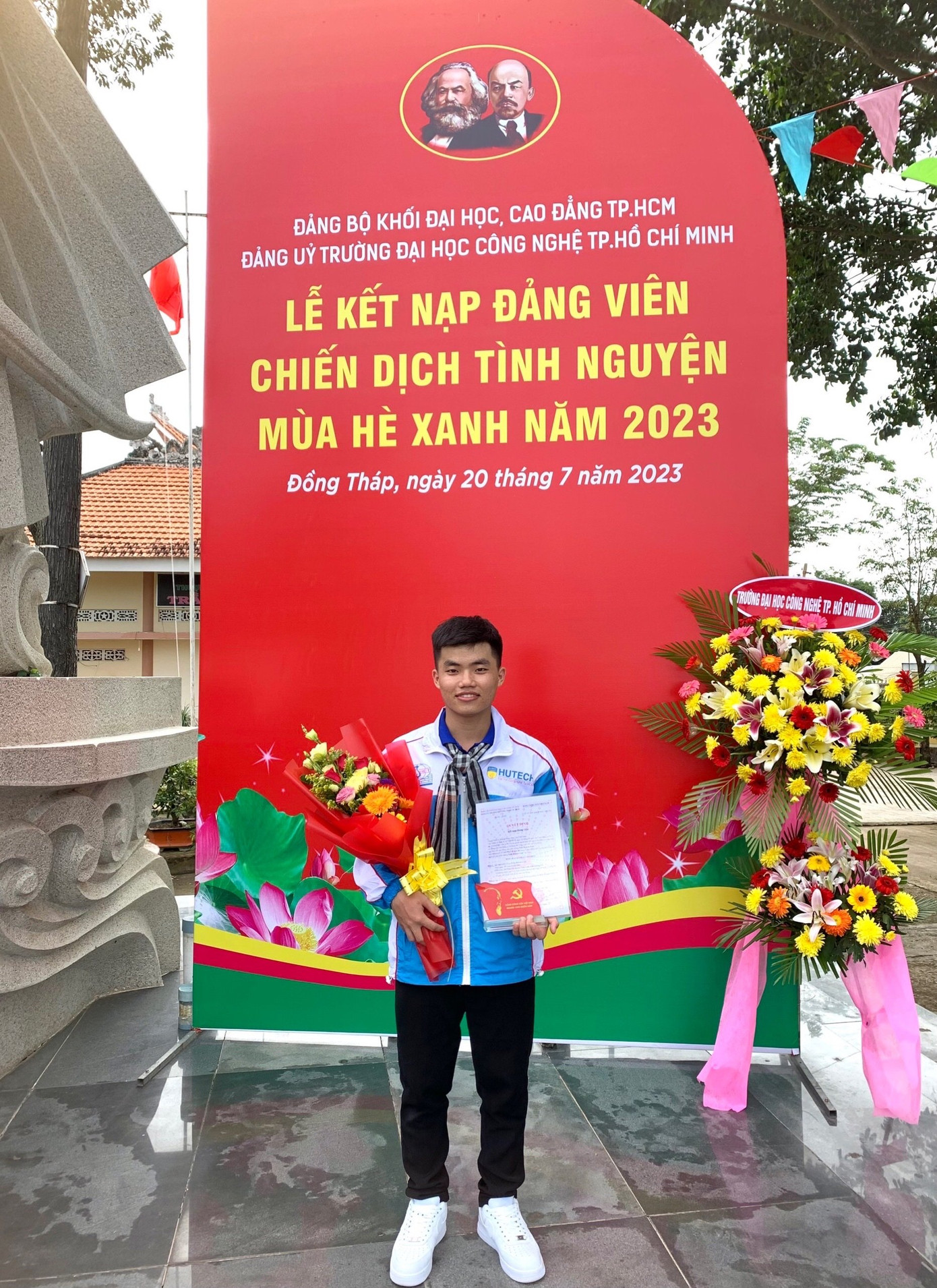 Trần Khánh Linh được đứng vào hàng ngũ của Đảng khi còn là sinh viên. (Ảnh: NVCC)