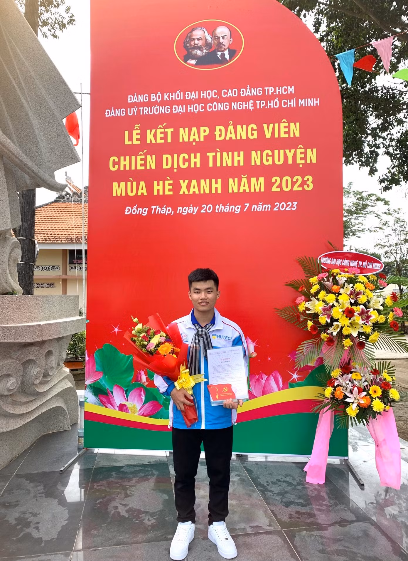 Trần Khánh Linh được đứng vào hàng ngũ của Đảng khi còn là sinh viên. (Ảnh: NVCC) Trần Khánh Linh được đứng vào hàng ngũ của Đảng khi còn là sinh viên. (Ảnh: NVCC)