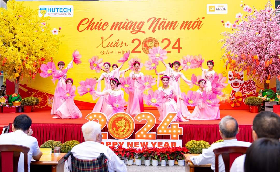 Buổi họp mặt đầu năm của trường ĐH Công nghệ TP. HCM rộn ràng sắc Xuân. Buổi họp mặt đầu năm của trường ĐH Công nghệ TP. HCM rộn ràng sắc Xuân.