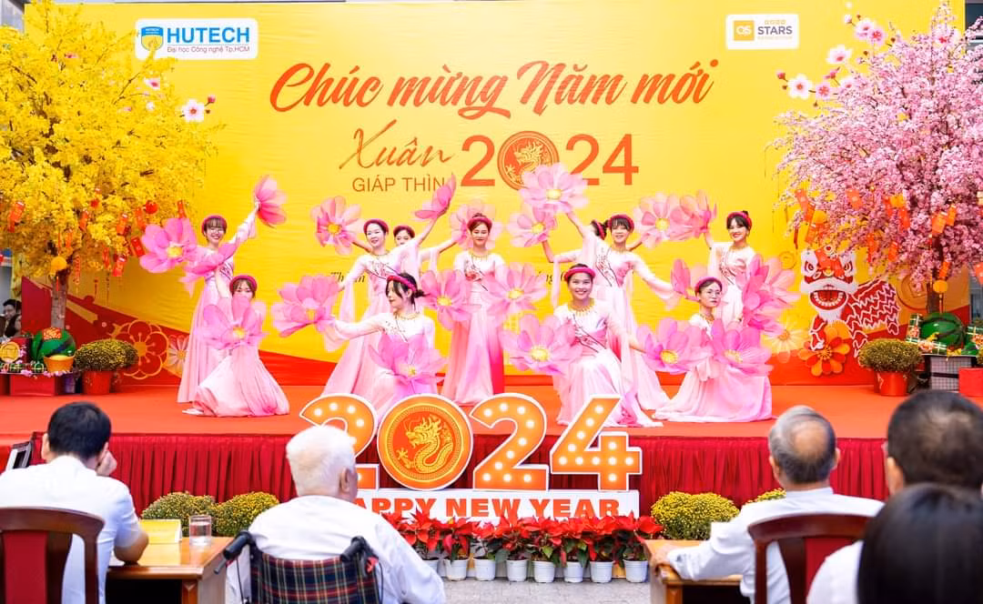 Buổi họp mặt đầu năm của trường ĐH Công nghệ TP. HCM rộn ràng sắc Xuân.