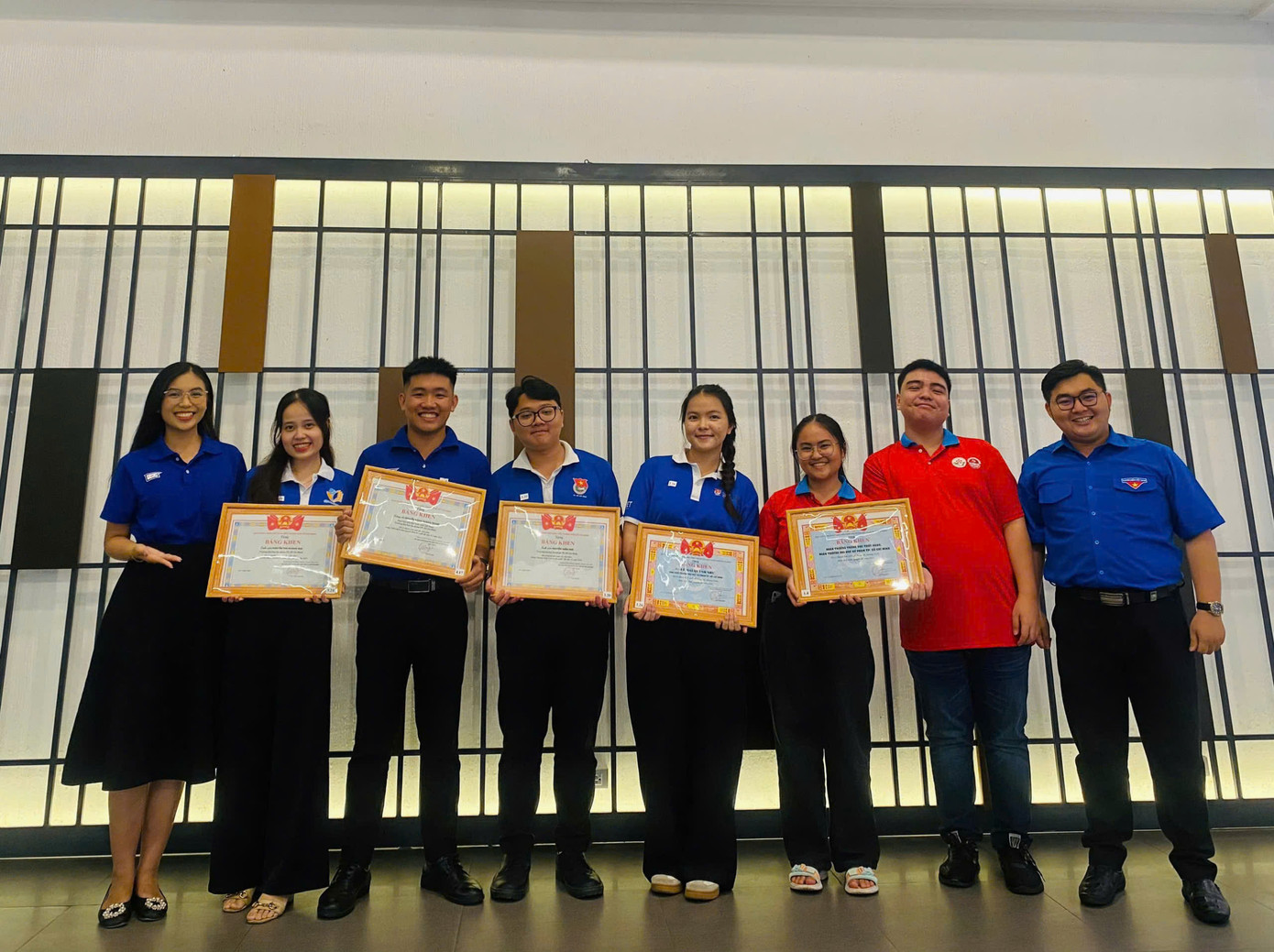 Quỳnh Như nhận nhiều bằng khen về những nỗ lực trong công việc tình nguyện của mình.